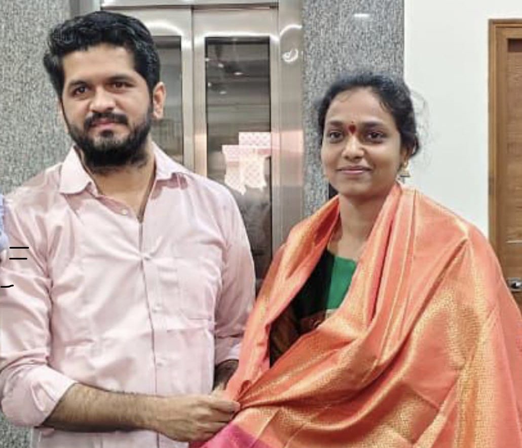 ఒడితల ప్రణవ్‌ను మర్యాదపూర్వకంగా కలిసిన కోరపెల్లి పల్లె కుటుంబం – 11వ వార్డు మెంబర్ పల్లె నిఖిల గౌడ్‌కు ఘన సన్మానం