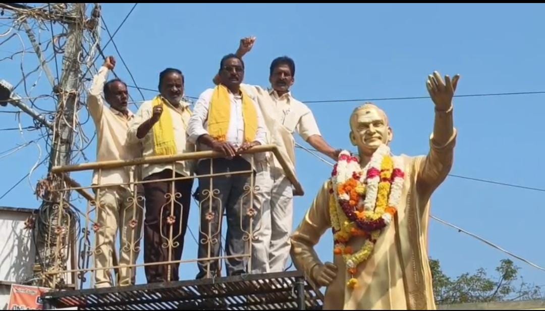 మధిర టిడిపి పట్టణ అధ్యక్షులు మల్లాది హనుమంతరావు ఆధ్వర్యంలో ఘనంగా ఎన్టీఆర్ వర్ధంతి వేడుకలు..