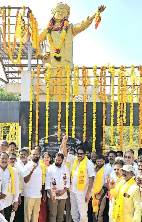 మహనీయుడుఎన్.టి.ఆర్ కు ఘన నివాళులు అర్పించిన ముక్కారూపానంద రెడ్డి,ఎమ్మెల్యే అరవ శ్రీధర్, యువనేత ముక్కాసాయివికాస్ రెడ్డి,కాపెర్ల.చంద్ర శేఖర్ నాయుడు