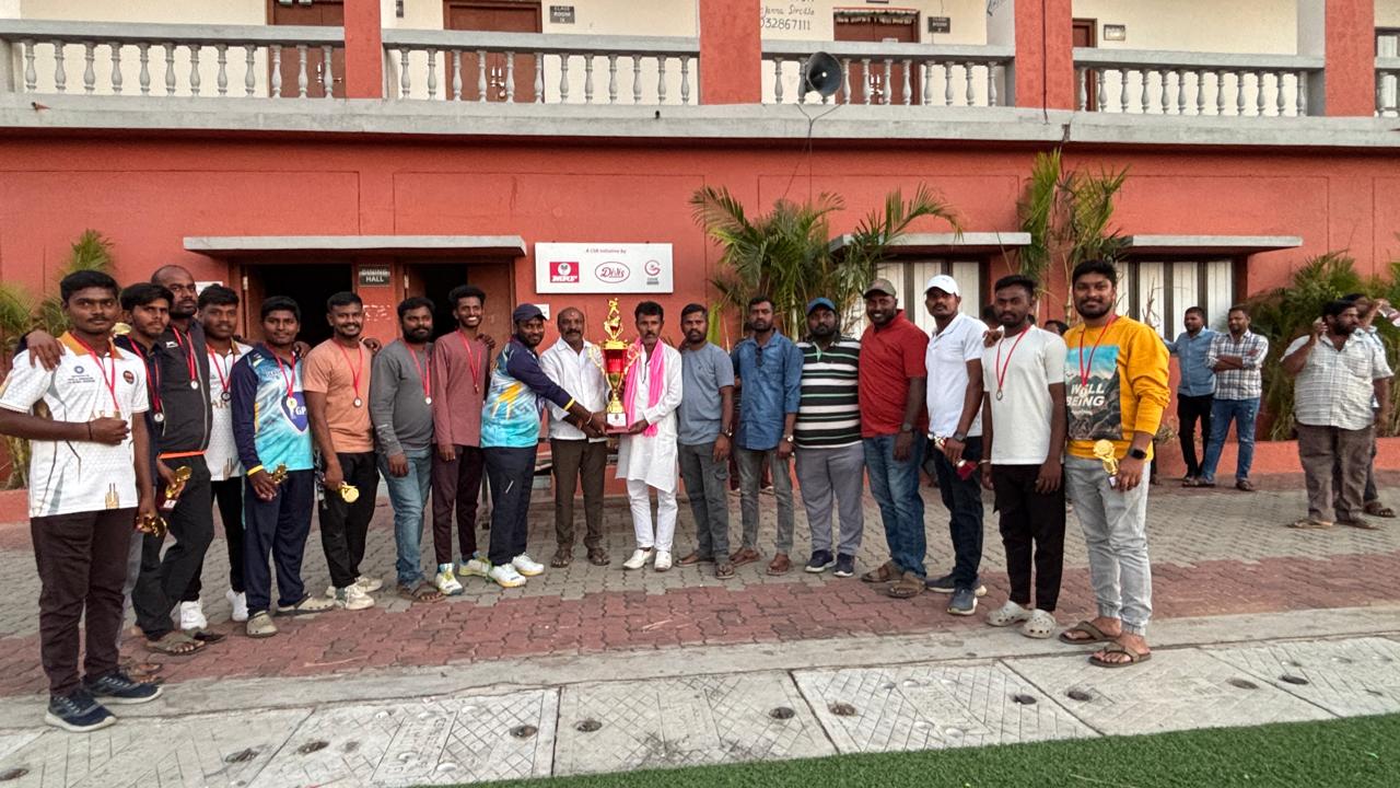 క్రికెట్ టోర్నమెంట్ లో గెలుపొందిన వారికి బహుమతుల ప్రధానం.