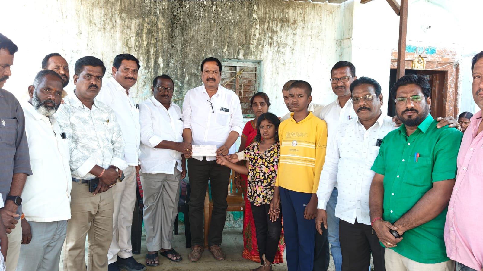 ఉపాధ్యాయ కుటుంబానికి పి.ఆర్.టి.యు సంఘం లక్ష రూపాయల ఆర్థిక సహాయం