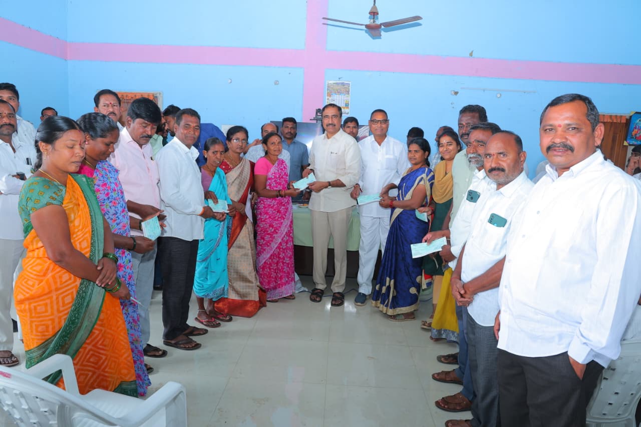 కల్యాణ లక్ష్మీ సిఎం సహాయ నిధి చెక్కులు పంపిణీ చేసినా ఎమ్మెల్యే