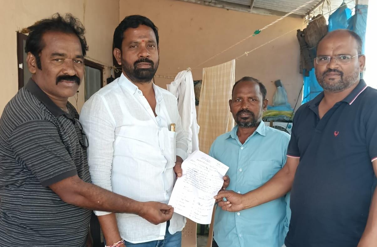 రైతుల సమస్యల పరిష్కారానికిబూజునూరు గ్రామ సర్పంచ్‌కు రైతుల వినతి పత్రం