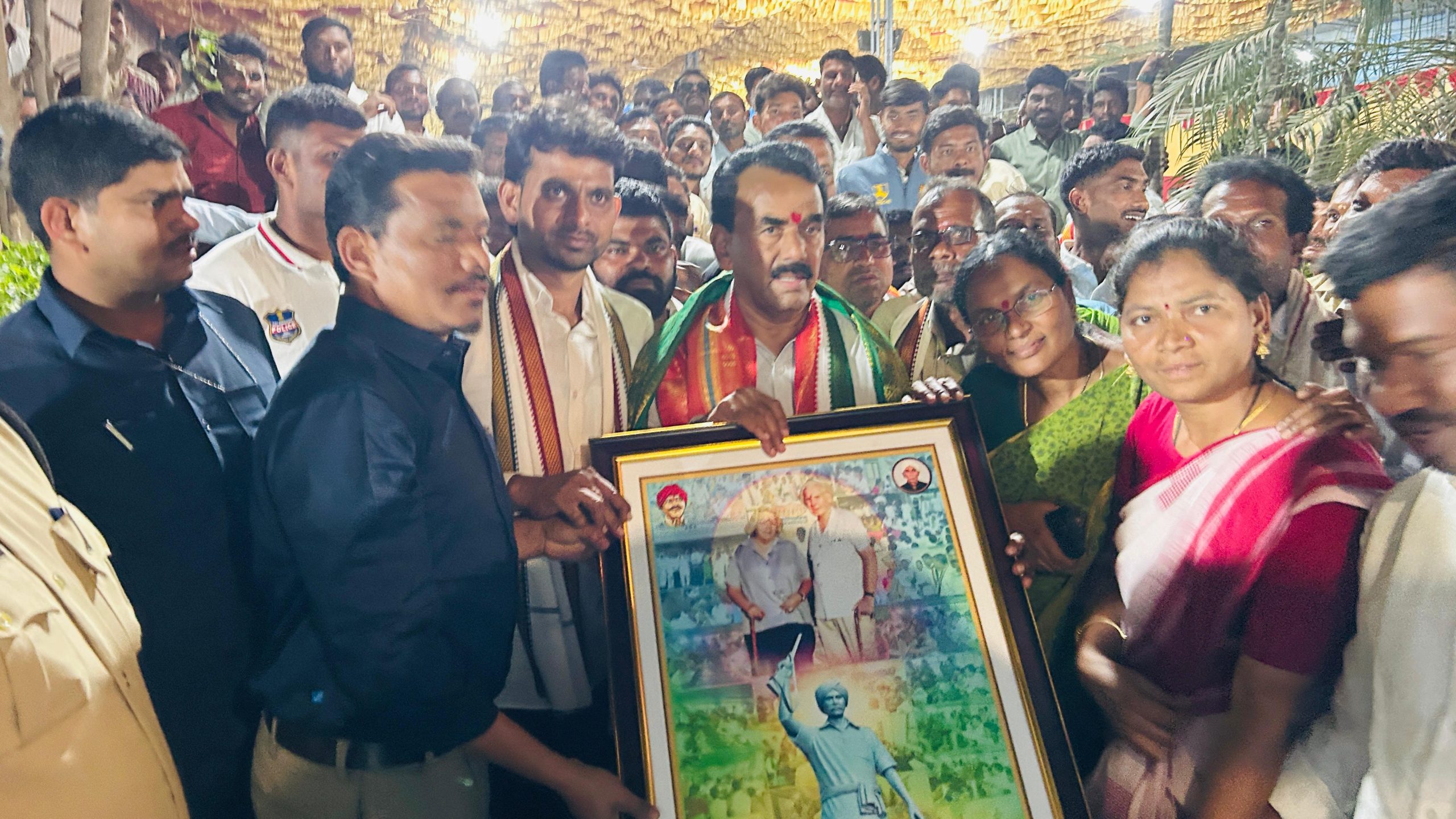 జిల్లా ఇన్‌చార్జ్ మంత్రివర్యులు జూపల్లి కృష్ణారావు కి కృతజ్ఞతలతో జ్ఞాపిక అందజేత