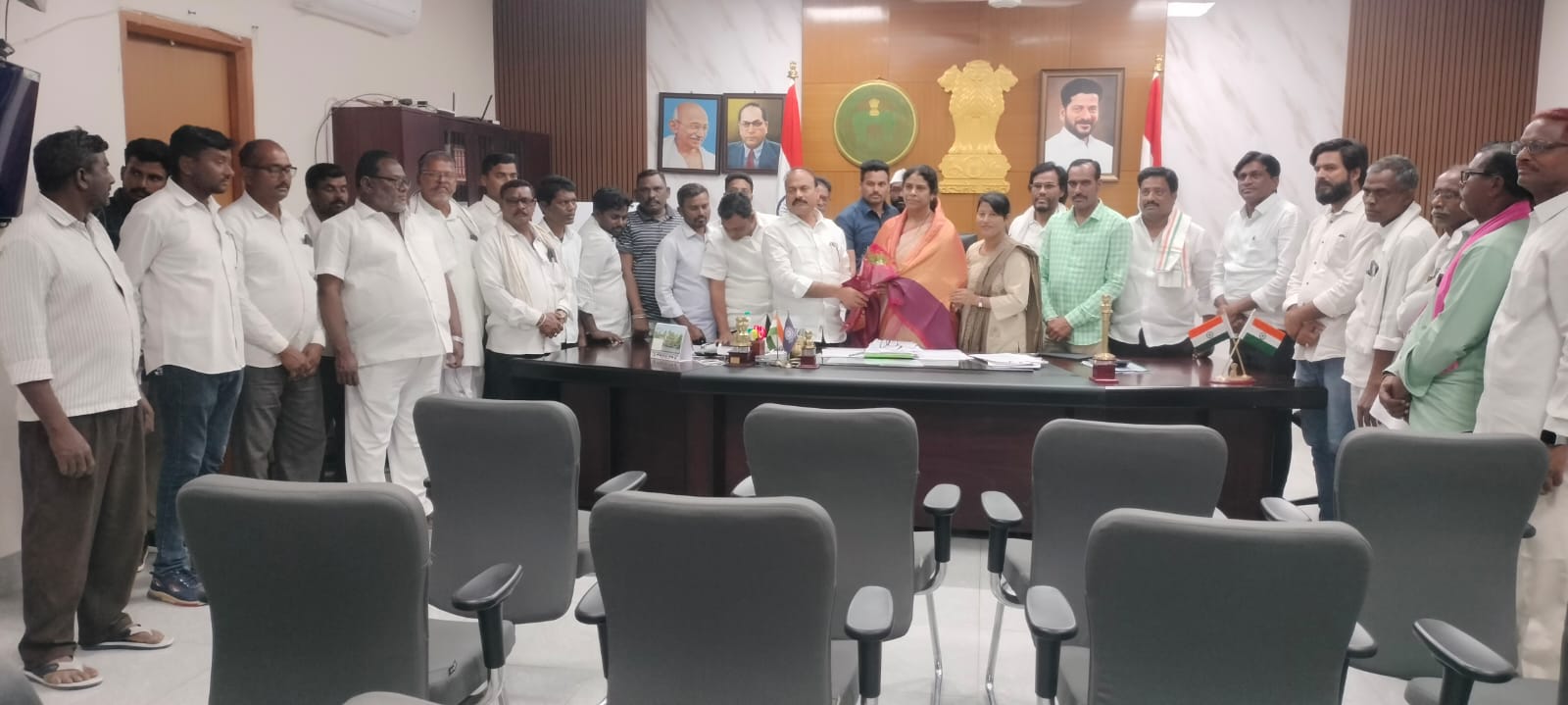 నూతన జిల్లా కలెక్టర్‌కు స్వాగతం పలికిన కాంగ్రెస్ పార్టీ ఇంచార్జి అజ్మీర శ్యామ్ నాయక్