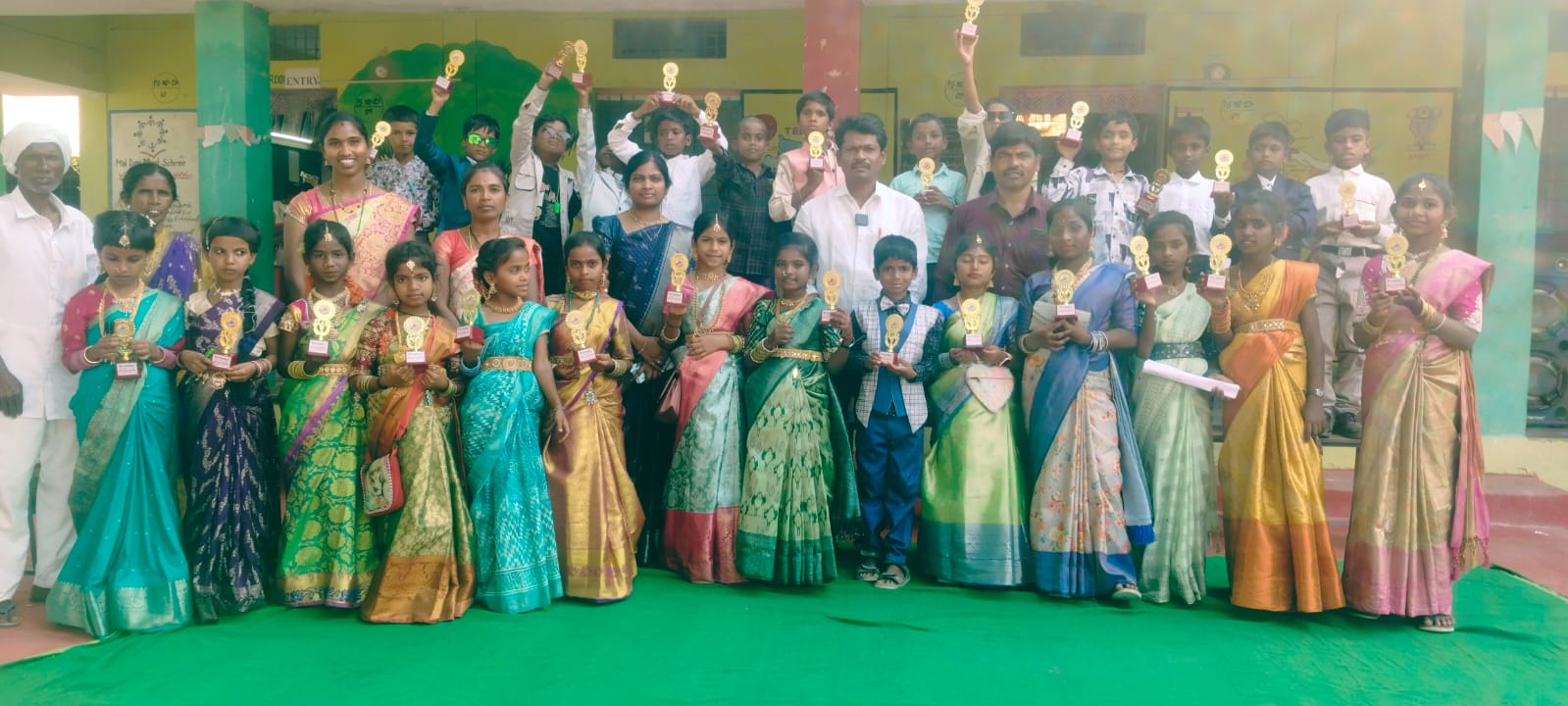 సూరంపల్లి ప్రాథమిక పాఠశాలలో విద్యార్థులే గురువులు… ప్రత్యేకంగా స్వయం పరిపాలన దినోత్సవం