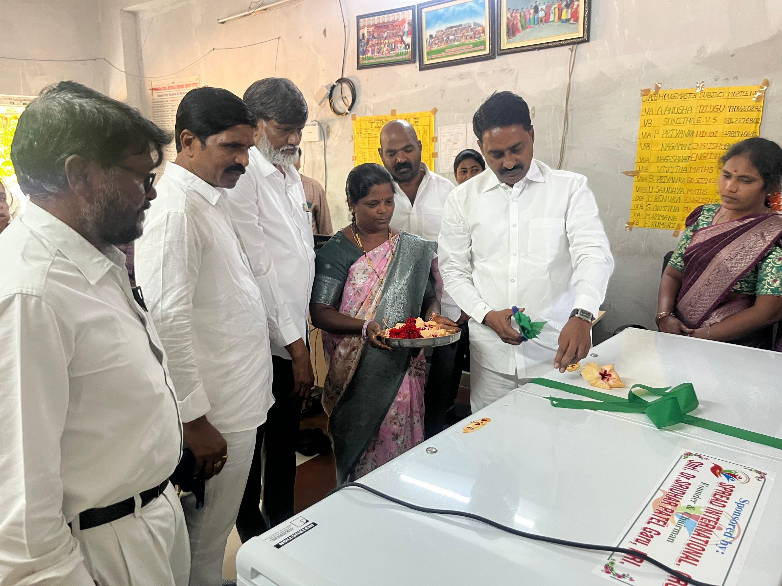 దోసపాడ్,గురుకుల పాఠశాలకు 40,000 రూ, ఫ్రిడ్జ్ బహుకరణ. ప్రతి ఒక్క స్వచ్ఛంద సంస్థలు ముందుకు రావాలి పటేల్ రమేష్ రెడ్డి.. విద్యార్థులకు ప్యాడ్స్, పెన్నులు పంపిణీ.