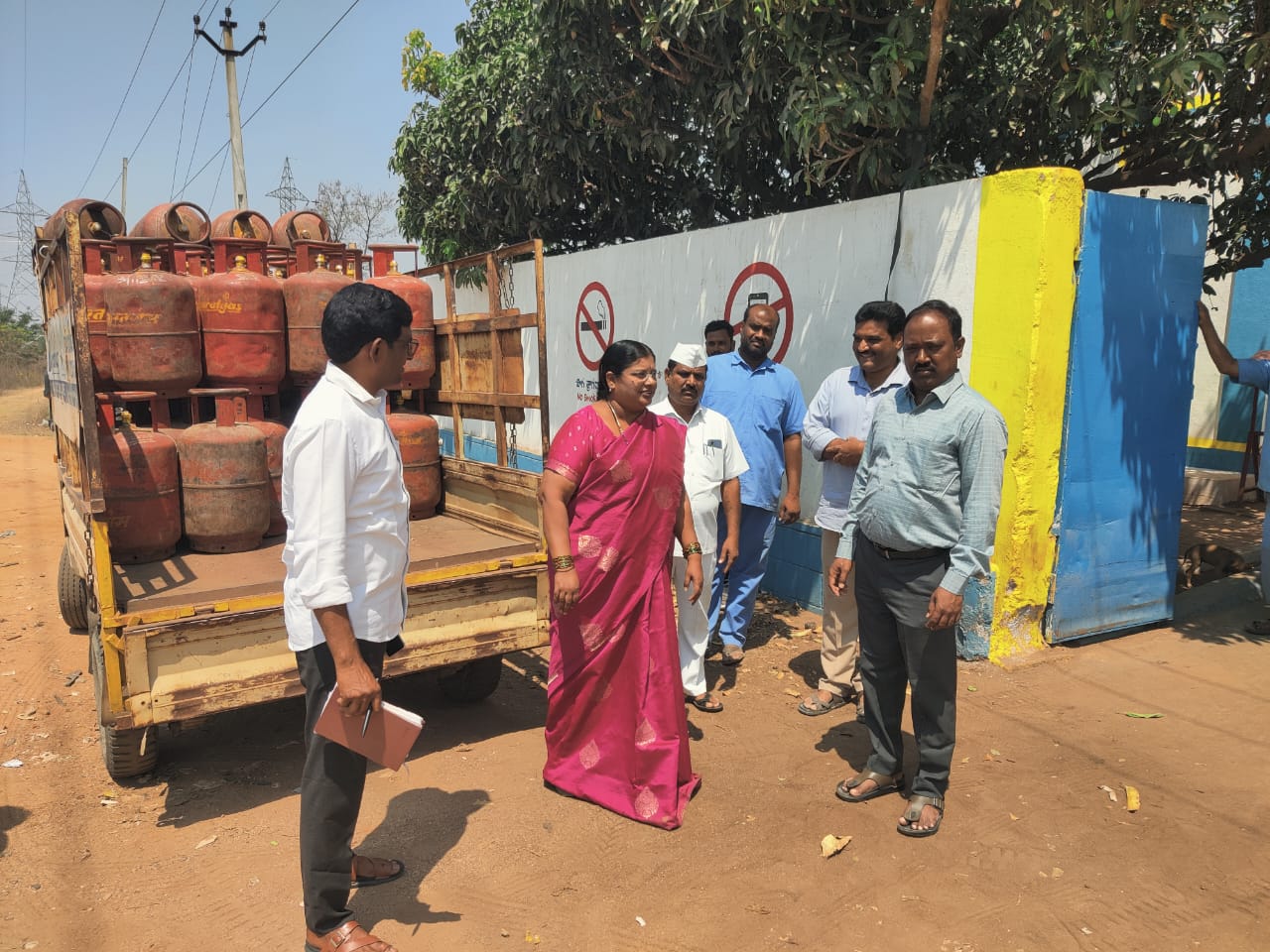 మెదక్ లోని భారత్ గ్యాస్ ఏజెన్సీ తనిఖీ