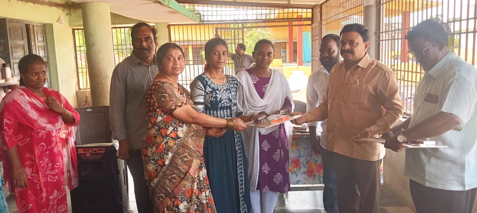 విద్యార్థులు క్రమశిక్షణతో చదివి మంచి ఫలితాలు సాధించాలి – తహసీల్దార్ ముప్పిరిశెట్టి హరినాథ్