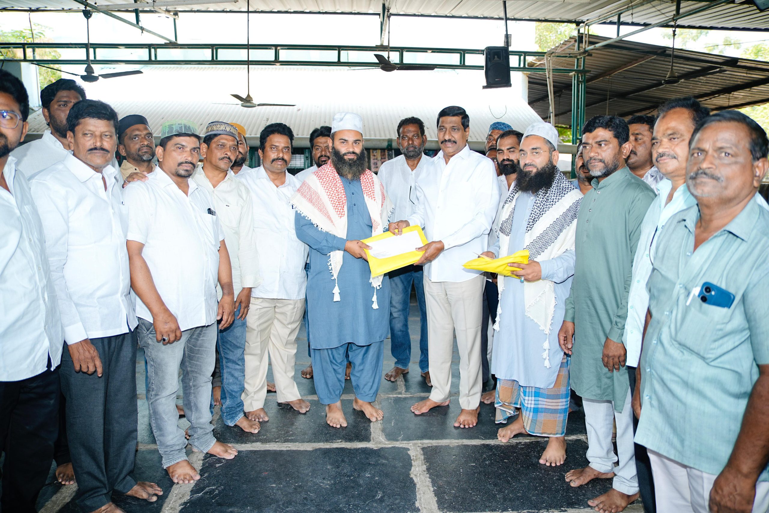 పవిత్ర రంజాన్ మాసం సందర్భంగా ముస్లిం మత పెద్దలకు దుస్తులు పంపిణీ చేసిన రాష్ట్ర మంత్రి శ్రీ బీసీ జనార్ధన్ రెడ్డి