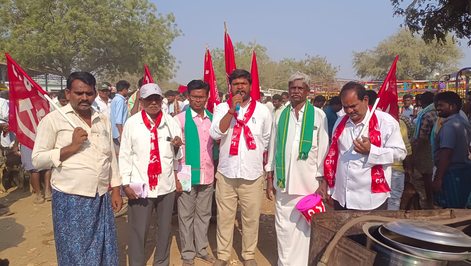 మార్కెట్ యార్డులో మౌలిక వసతులు కల్పించాలి