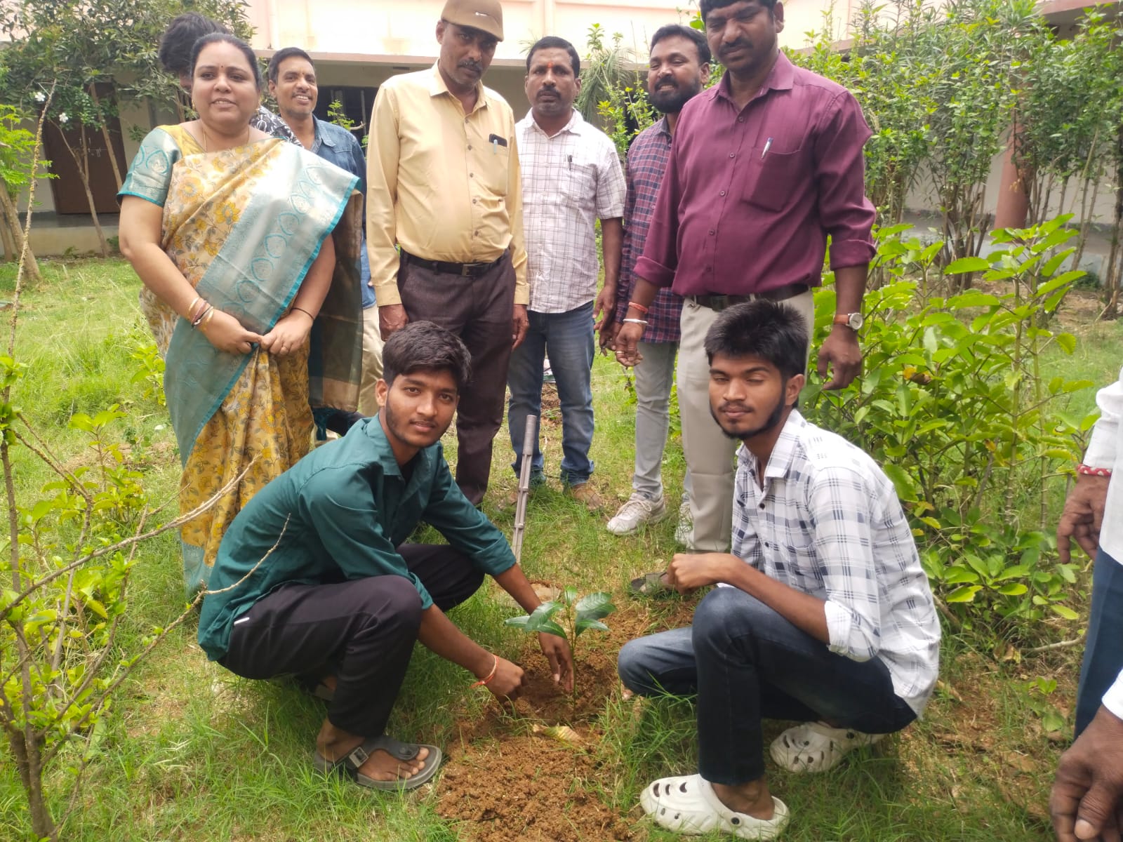 ప్రభుత్వ డిగ్రీ కళాశాలలో ఔషధ గుణాలు ఉన్న మొక్కలు నాటే కార్యక్రమం