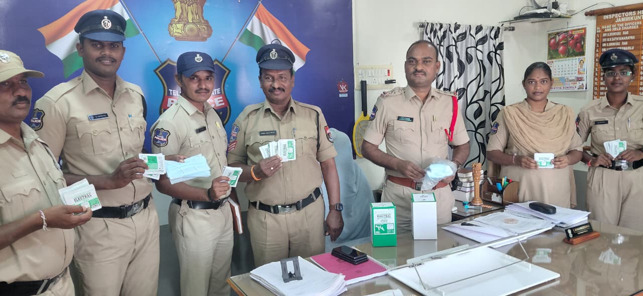 వేసవిలో సిబ్బంది ఆరోగ్యంపై దృష్టి గ్లూకోస్ ప్యాకెట్లు, మాస్కులు పంపిణీ చేసిన టౌన్ ఇన్స్పెక్టర్