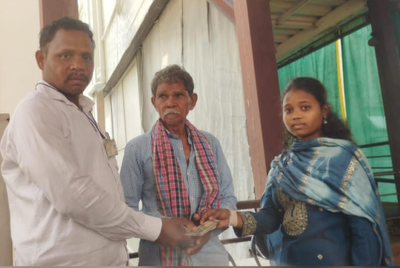 యాక్సిడెంట్ అయిన వ్యక్తికి ఎ.ఎం & హెచ్.ఇ.ఎ ఆధ్వర్యంలో సహాయం