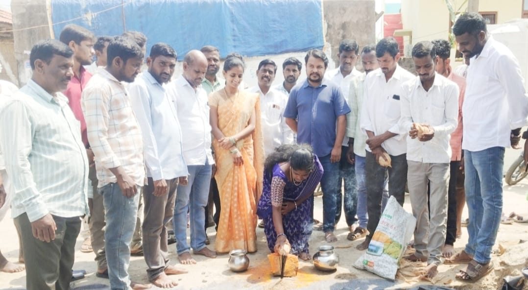 కేంద్ర నిధులతో గ్రామ అభివృద్ధి ముత్యంపేటలో రోడ్డు పనుల ప్రారంభం