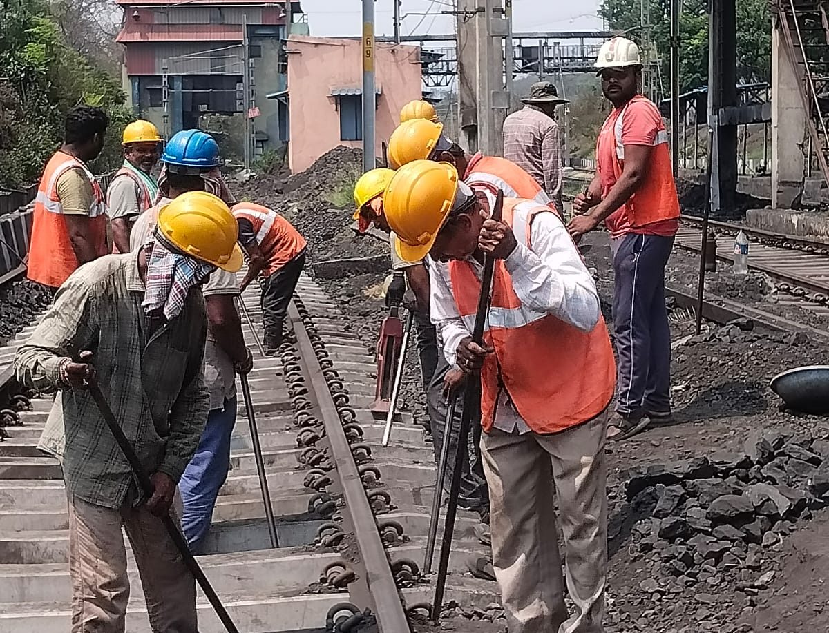 సింగరేణి రైల్వే ట్రాక్ కాంట్రాక్టు కార్మికులకు వేతనాలు వెంటనే చెల్లించాలి