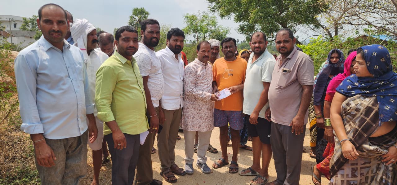 మృతుల కుటుంబాలకు అండగా నిలిచి ఆర్థిక సాయం చేసిన