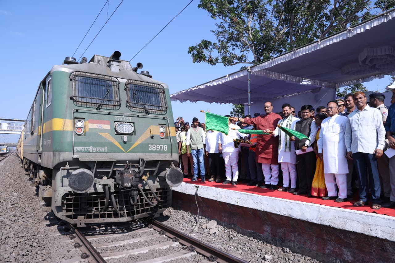 హరిశ్చంద్రపురంలో రైల్వే హాల్ట్ ప్రారంభం