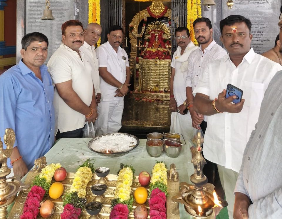 దేవాలయంలో ప్రత్యేక పూజలు నిర్వహించిన మున్సిపల్ చైర్మన్