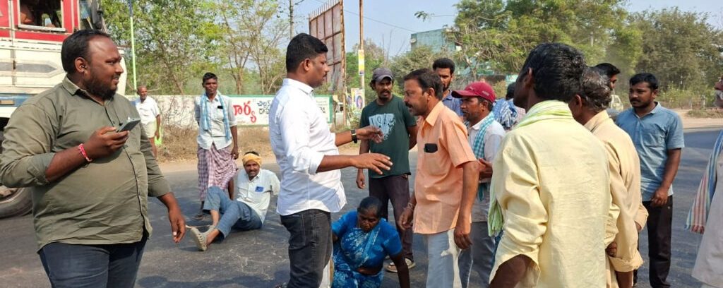 మొక్కజొన్నల కొనుగోలు లో ప్రభుత్వ నిర్లక్ష్యాన్ని నిరసిస్తూ రైతులకు మద్దతుగా బిజెపి నాయకుల ధర్నా